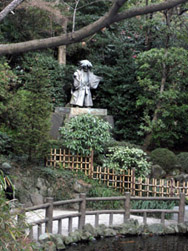 毎年終戦記念日には、世界平和を祈念して「相模薪能」が開催される。参道脇の池のほとりには、『石橋』(しゃっきょう)の後ジテの像が。