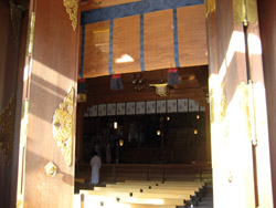 拝殿内部には、216名が一度に着席して参拝できる席が設けられている。